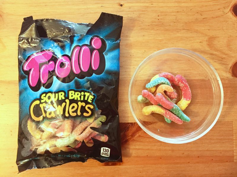 零食排行榜｜美國 Top 5 各類酸軟糖大評比_歪嘴酸軟糖獎第五名：Trolli Crawlers 彩色變形蟲